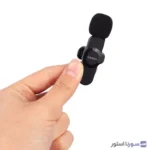 کاربر در حال تولید محتوا با میکروفون یقه ای ارلدام ET-MC7L